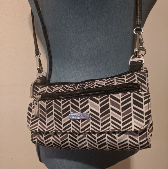 Baggallini Handbags - ✨Baggallini Crossbody Bag